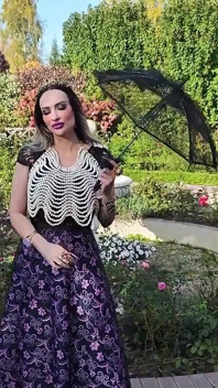 Menyembah dewi gelap gothic yang elegan
