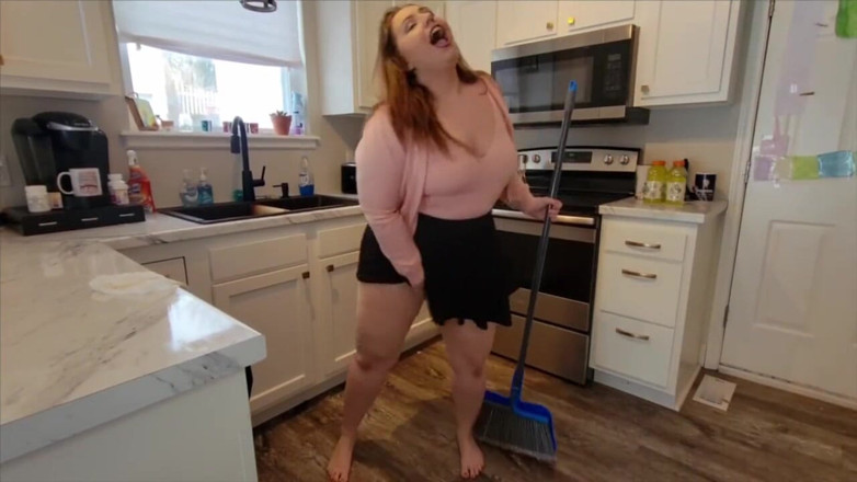 KinkyKatie: Prawdziwa BBW MILF czyści kuchnię podczas korzystania z lovense flexer...