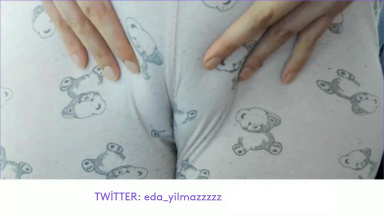 bigass_sexy_bigboobs: Pi̇jamayla Masturbasyon- Cameltoe- Kabarmiş Am- Şi̇şmi̇ş Am- Turk Porno