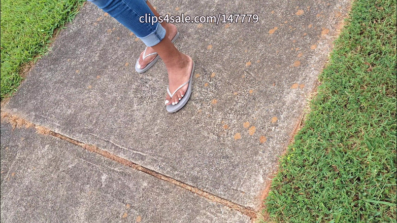 Foot Patrol: Sulu parmaklı kapüşonlu zenci iri güzel kadın