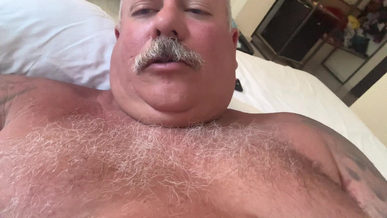 Hand-Free-Daddy-Chub: Pelatih nakal yang nakal ini lagi asik mastubasi kontol besar...