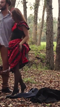 Ragazza Con Gonna a Pois Scopata Duramente Nella Foresta