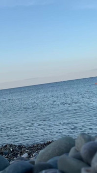 Monika Fox pływa nago na morzu