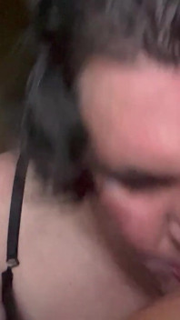 Acınası çapraz giyinmiş kadın kılıklı sürtük Trisha Trash götünü göt tıkacıyla dolduruyor ve boşalana kadar büyük bir dildo emiyor