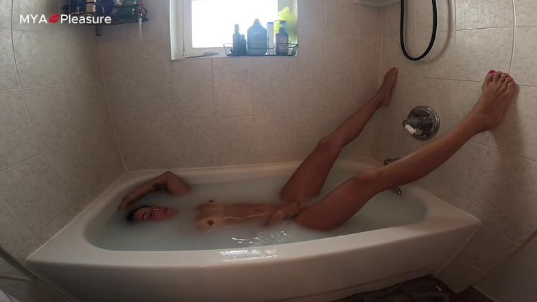 MYA Pleasure: Prise de souffle dans un bain de lait