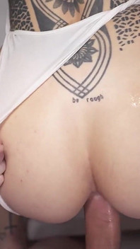 Des femmes excitées tatouées avec des petits seins se font baiser bien comme il faut