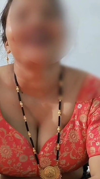 Une belle demi-sœur indienne mariée sexy aux seins laiteux fait une branlette à son demi-frère non marié