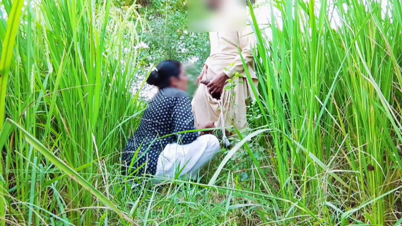 Abida sexy: saas ne apne daamaad ko uske khoobsoorat pairon par peshaab...