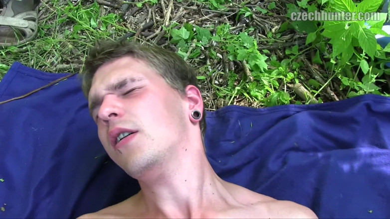 Czech Hunter: Amateur-zwillinge wird im freien in den arsch gefickt