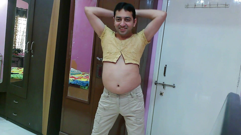 Cute & Nude Crossdresser: Carina sissy travestito femboy Sweet Lecca-lecca in un top e...
