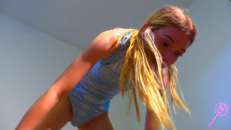 BIKINI-POPS: बिकनी-चबूतरे की अनुचित कहानियां जिमनास्ट