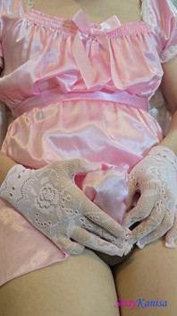 Sissy Kanisa Szarpanie się różową satynową sukienką i koronkową rękawiczką
