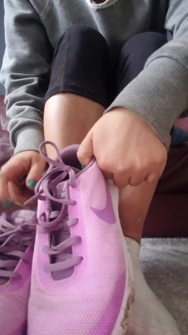 Footlicious3: Calzini bianchi di 5 giorni - puzzolenti, sporchi, sporchi, sporchi