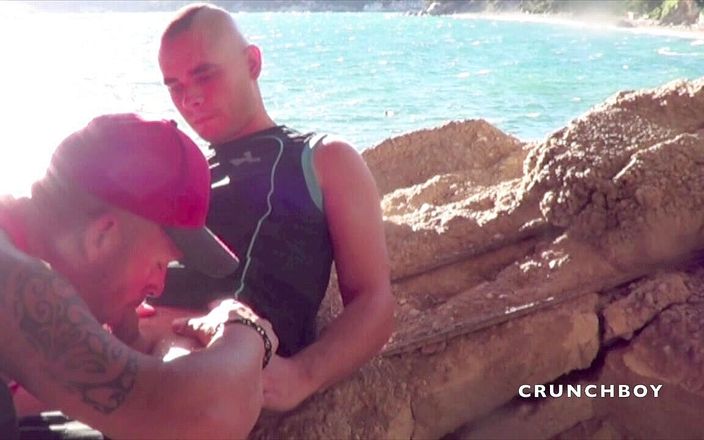 EXHIB BOYS: Dua cowok nakal ngentot di pantai umum pakai sepatu kenegaraan
