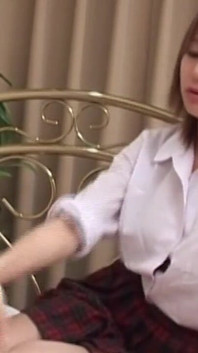 Zralá brunetka hladí svého muže zkušenýma rukama