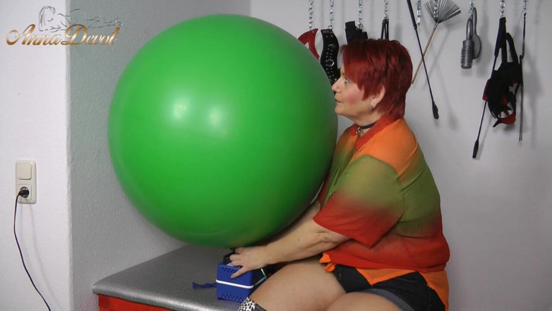 Anna Devot: Mega balloon blow up