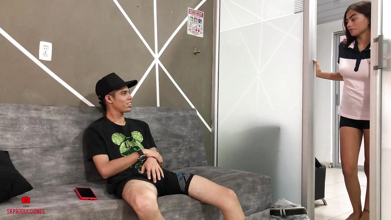 Stefanysex: Nevlastní sestra mě přistihne při masturbaci a pomáhá mi na...