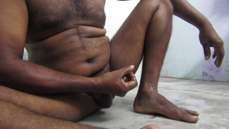 Tamil x cock: Un homme mature utilise le câble du chargeur mobile