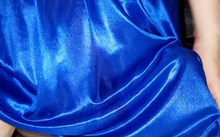 Naomisinka: Masturbare cu spermă purtând lenjerie din mătase din satin albastru