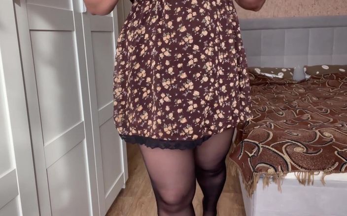 Lux Eva: Frumusețe în ciorapi sexy Pozează și își mângâie găurile până la orgasm. Delecta