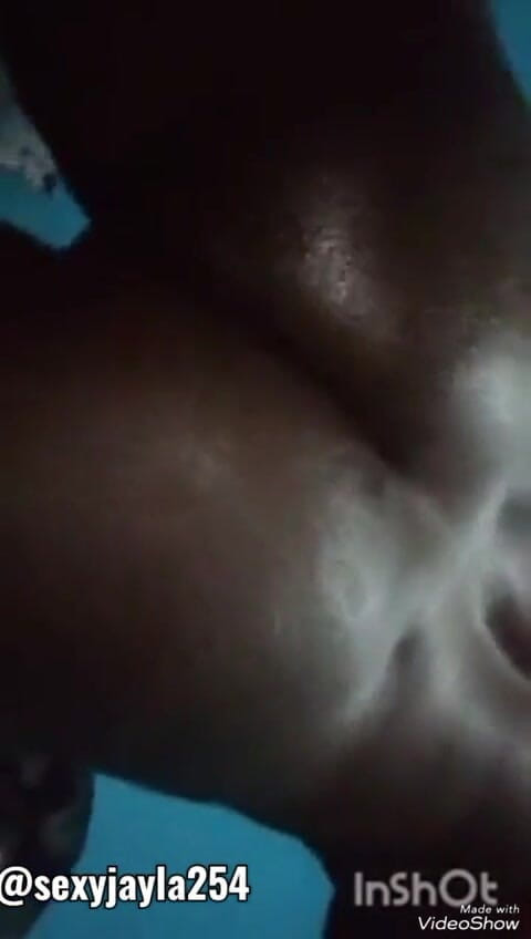 Sexyjayla254: 饥渴的下身玩弄他的大黑抹油屁股