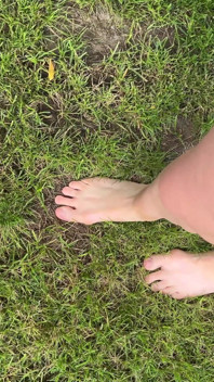 Blootsvoets op het gras lopen