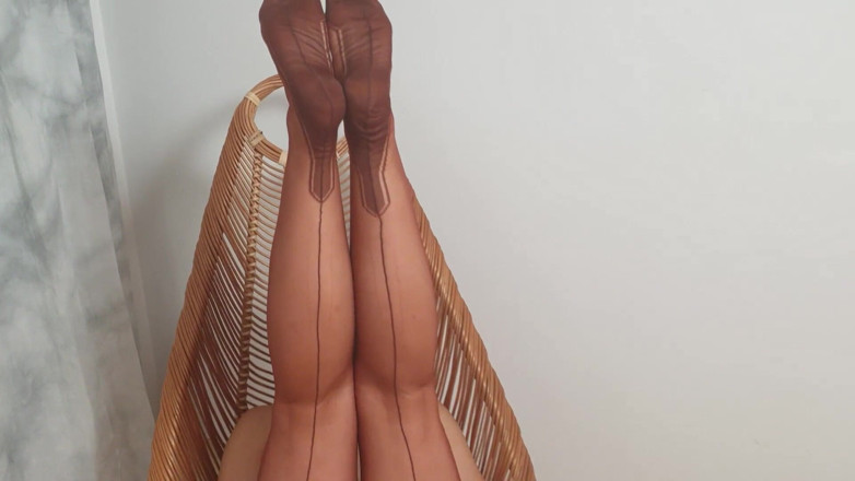 Wanilianna: Grande experiência de vibrador e meia-calça