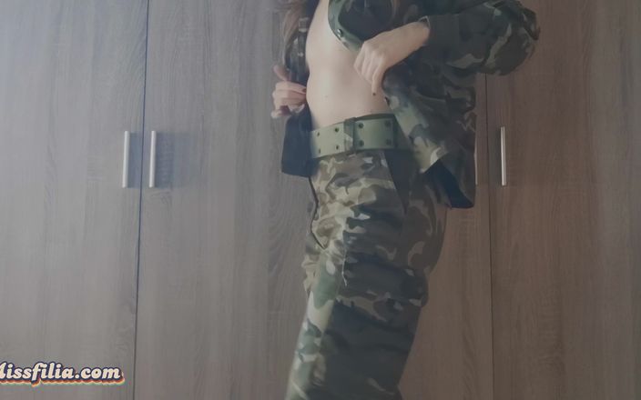 Miss Filia: MILF i militär uniform striptease dansar show röv bröst och...