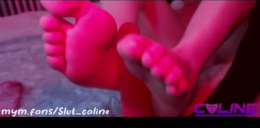 SlutCaline: 我用我的脚给你自慰，我用法语和你做足交