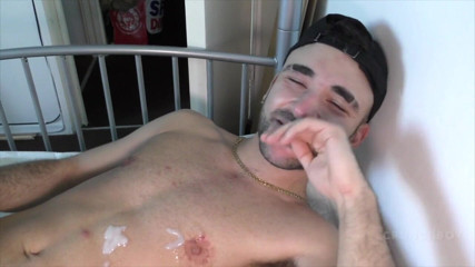 Gaybareback: 性感的变性人男孩FTM被亚伦大师生性交