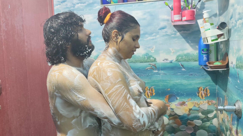 Vaigavarun45: Romanticismo in bagno con sega e sgrilletta del pene sul...