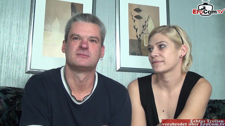 EroCom: Kocası sarışın orta yaşlı seksi karısını iki erkek bir kadın üçlü...