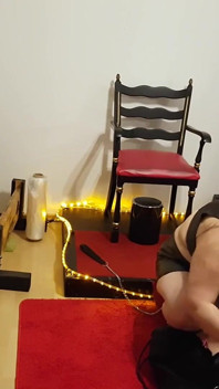 Tombul esmer dominatrix fetiş zindanında bağlı köleyi komuta ediyor