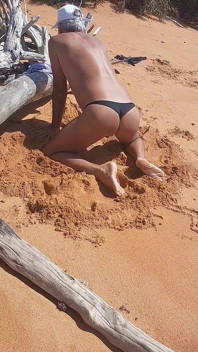 Ladysilva plajda külotla ateşli götünü bronzlaşıyor