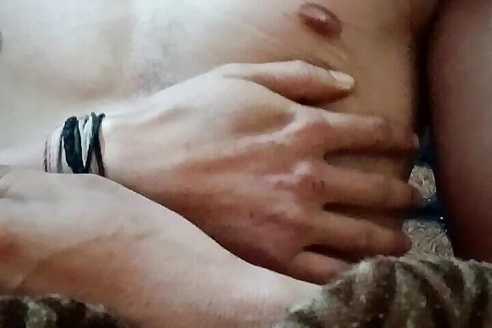 Gangbang straight: Соски Karoli во время игры на гитаре