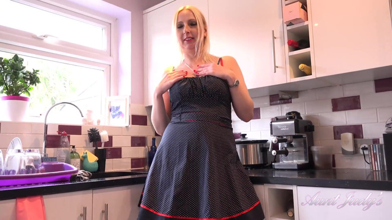 Aunt Judy's: AuntJudys - 42yo gorąca blondynka MILF Tracey - Kuchnia JOI