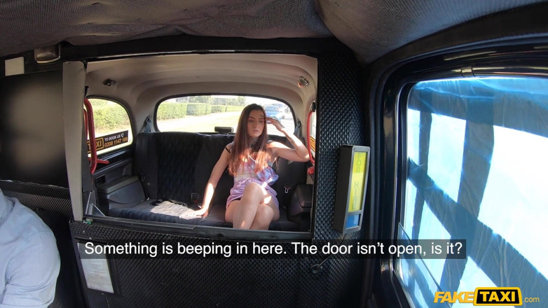 Fake Taxi: Fake Taxi - ich habe dünnes tätowiertes mädchen tabitha gift abgeholt,...