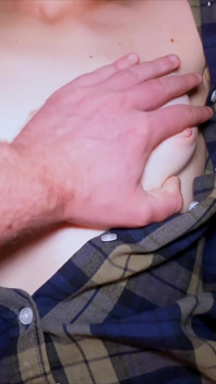 Le sue piccole tette sotto quella camicia farà impazzire qualsiasi uomo!