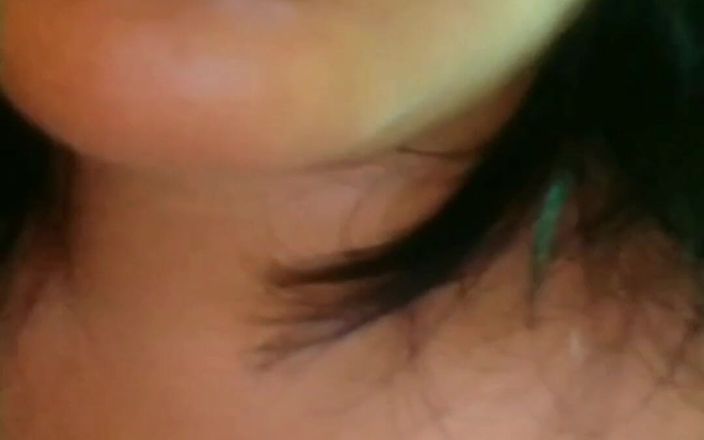 Carla Villalobos: MILF děvka se dotýká sama a ukazuje prsa a zadek...