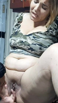 Meu Meio-Irmão Enfia os Dedos E a Língua Na Minha Buceta Molhada