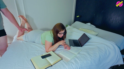beauty_and_the_other_one: J’ai besoin d’étudier maintenant, mais tu peux utiliser ma chatte...