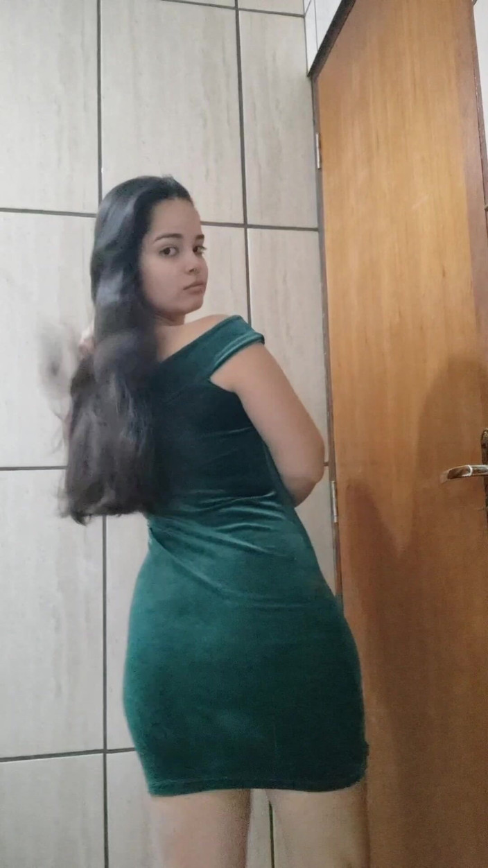 Debora Mendes: मेरे साथ ड्रेस अप - ग्रीन ड्रेस और उत्तेजक लुक