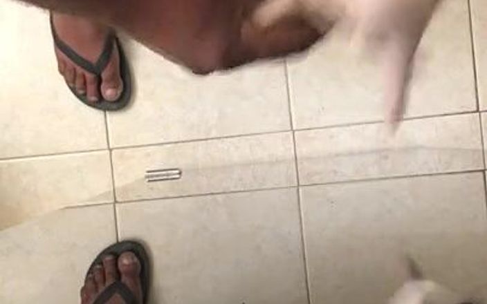Sexy sereppu: Masturbuje s botou na vysokém podpatku
