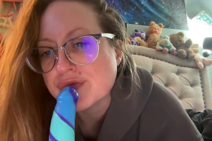 Honey Doll: Ich übe meine blowjob-fähigkeiten auf einem dildo