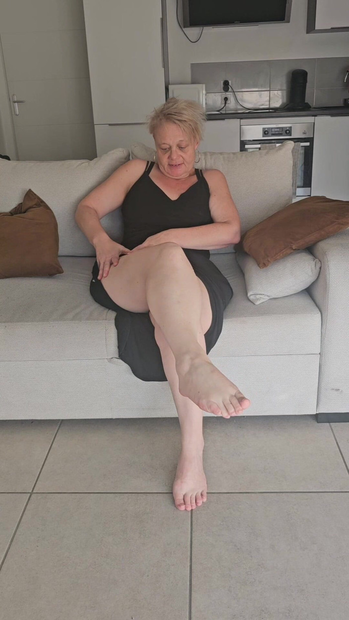 Sofy13: Mature and Sexy Stepmom Plays with Her Wet Pussy