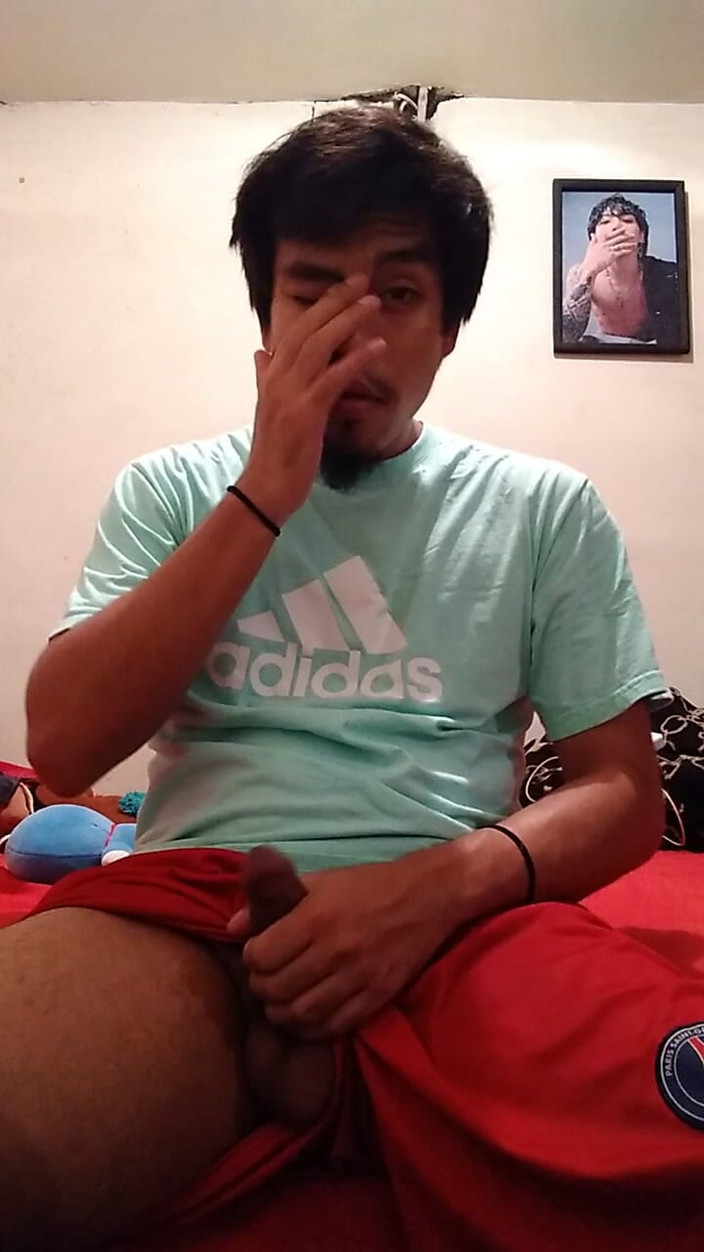 AlexAlejandro13: इन शॉर्ट्स को थोड़ा-थोड़ा करके उतारो ताकि मेरा लंड सख्त हो जाए