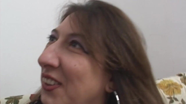 Milf in Love: Cette MILF italienne moche adore prendre une bite dans le...