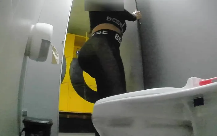 Katrina4deluxe: Girl in Bathroom and Records Herself to Me in a...