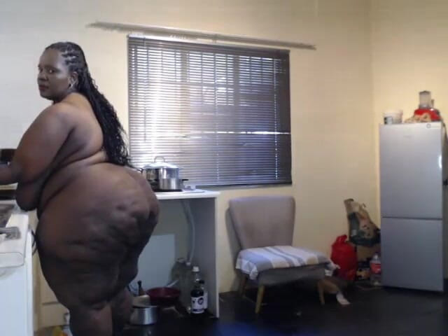 Legendary Booty Overdose: pasek SSBBW dokucza i masturbuje się w kuchni