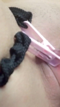 淫荡的婴儿操逼和伸展她的尿洞与完整的膀胱